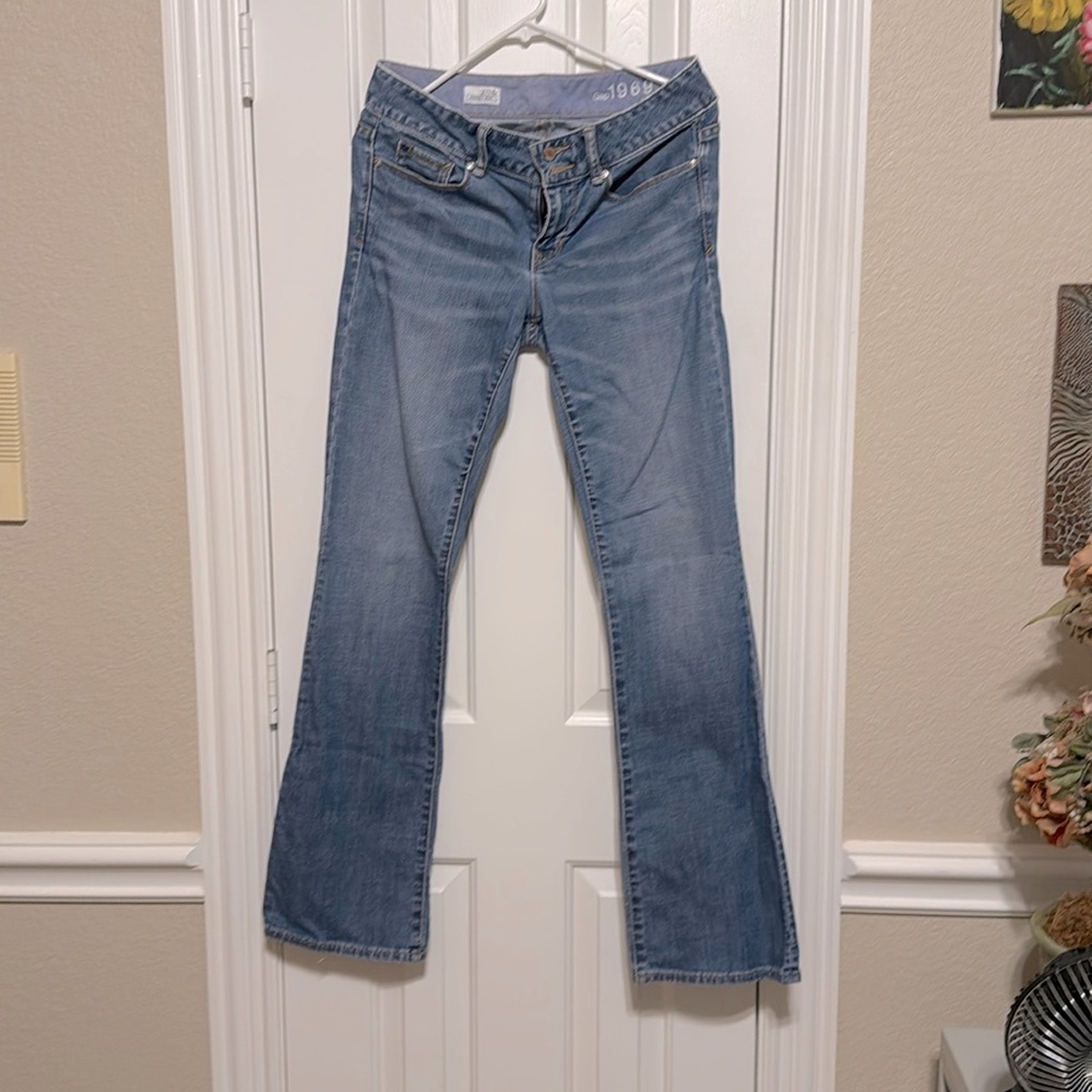 GAP 1069 size 27 / 4R slight flare.
